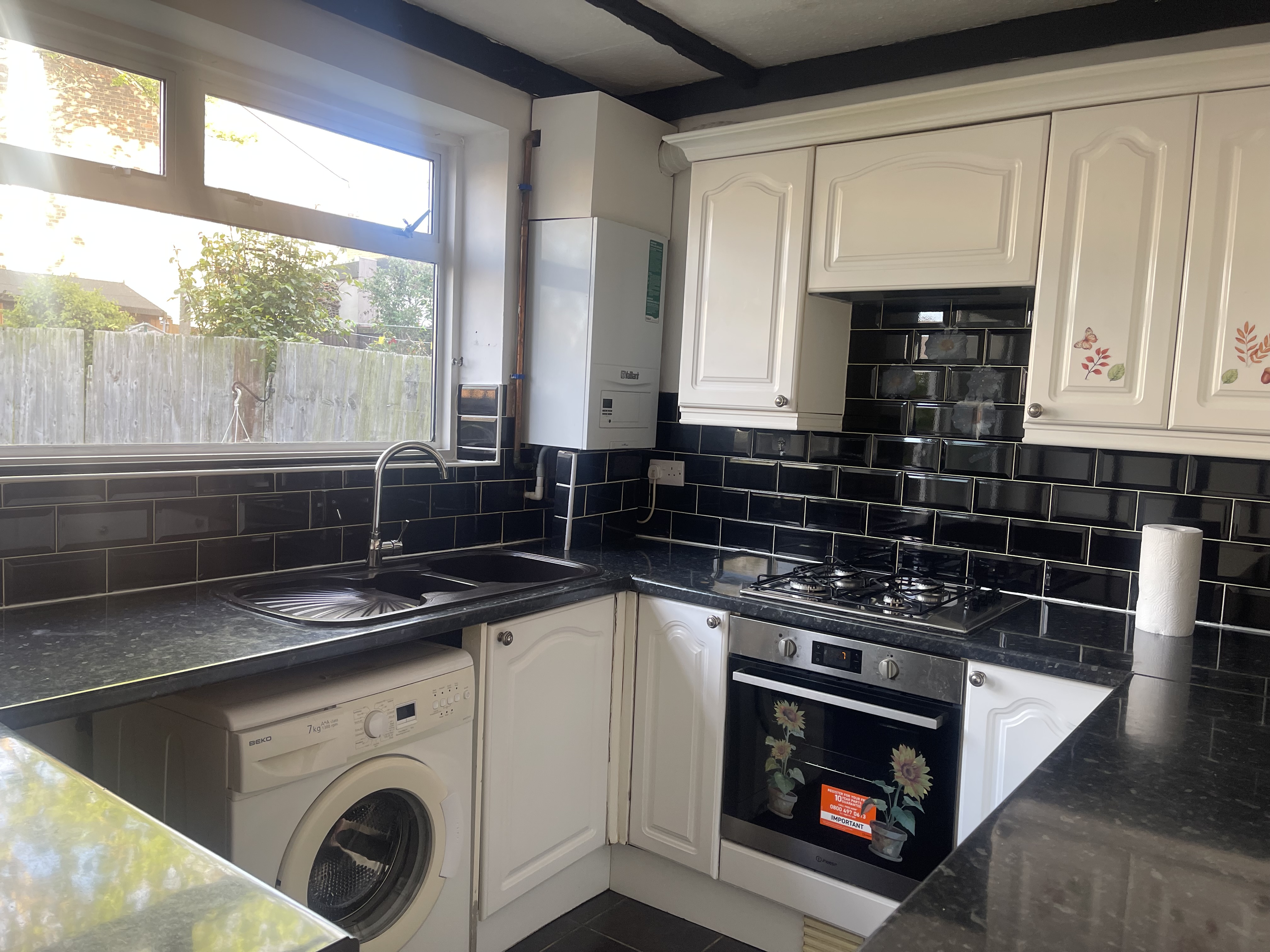 3 bedroom house in Hanwell W7 1AR to rent in London — photo 4